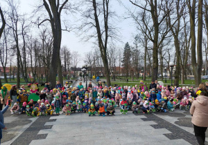 Zdjęcie grupowe przedszkolaków pod Urzędem Gminy