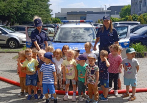 Dzieci pozują do zdjęcia z paniami policjantkami.