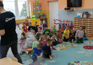 dzieci bawią się parą z ciekłego azotu