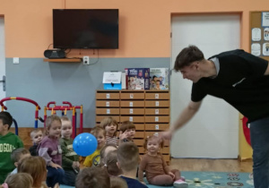 dzieci biorą udział w doświadczeniach