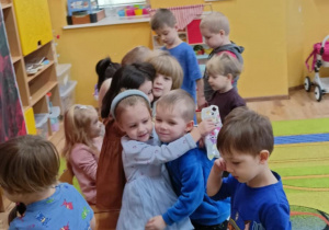 chłopcy składający życzenia