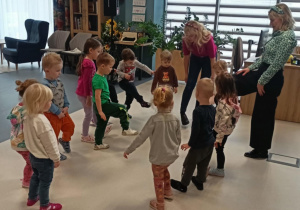 dzieci biorą udział w zajęciach ruchowych w bibliotece