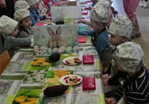 dzieci ozdabiają czekoladę