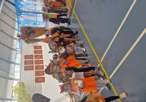 Dzieci tańczą w tzw. pociągu