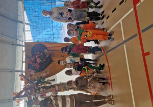 Dzieci naśladują ruchy nauczyciela podczas zabawy