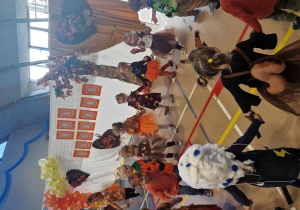 Dzieci tańczą w kole