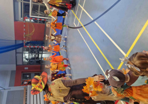 Dzieci tańczą w kołach wraz z Panią Jesienią