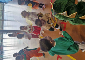 Dzieci tańczą w rozsypce