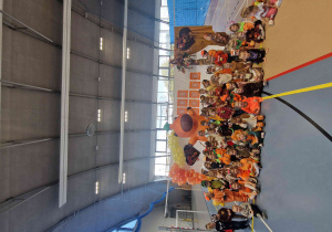 Zbiorowe zdjęcie dzieci z maskotką w kształcie kapibary