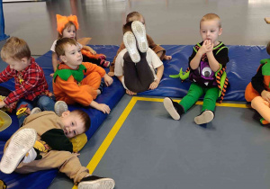 Dzieci siedzą na materacu