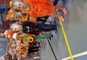 Przebrane dzieci w stroje symbolizujące jesienne dary