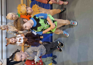 Dzieci przebrane za jeże i lisy