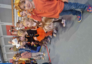 Dzieci przebrane w jesienne stroje