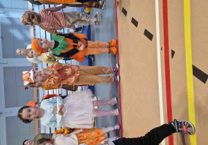 Dzieci naśladują w tańcu ruchy nauczyciela