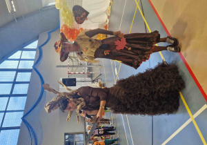 Dwie Panie przebrane za Panią Jesień