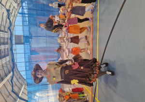 Pani jesień prowadzi dzieci w tańcu