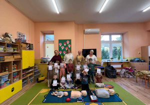 Grupa dzieci pozuje do zdjęcia z strażakiem