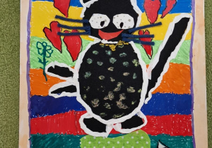 Praca plastyczna przedstawiająca czarnego kota