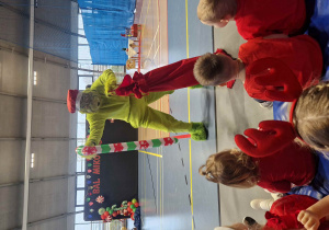 Na zdjęciu osoba przebrana za Grincha