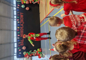 Na zdjęciu kobieta przebrana w strój elfa, pomocnika świętego Mikołaja