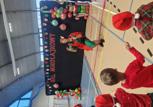 Na zdjęciu druga kobieta przebrana w strój elfa, pomocnika świętego Mikołaja