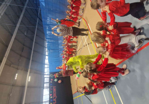 Dzieci chodzą w rzędzie jeden za drugim