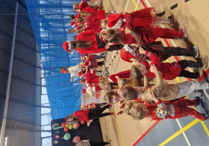 Dzieci chodzą w rzędzie jeden za drugim