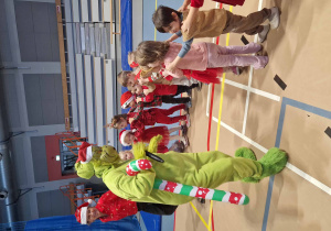 Na zdjęciu osoba w stroju Grincha oraz dzieci