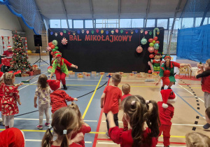 Dzieci w grupie uczestniczą w zabawie zbiorowej