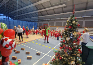 Dzieci uczestniczą w zabawie mikołajkowej