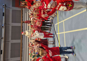 Dzieci uczestniczą w zabawie mikołajkowej