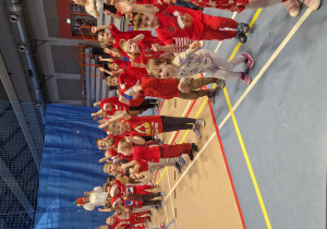 Dzieci uczestniczą w zabawie mikołajkowej