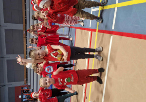 Dzieci uczestniczą w zabawie mikołajkowej