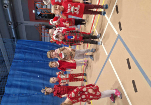 Dzieci uczestniczą w zabawie mikołajkowej