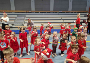 Dzieci uczestniczą w zabawie mikołajkowej.