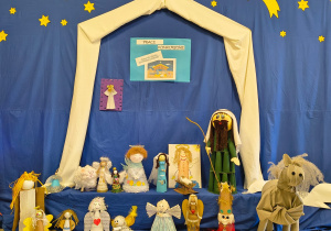 na zdjęciu przedstawione są prace biorące udział w konkursie na bohatera szopki bożonarodzeniowej