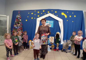 na zdjęciu pani dyrektor oraz dzieci wokół niej