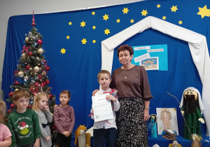 na zdjęciu pani dyrektor oraz dzieci wokół niej