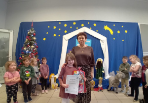 na zdjęciu pani dyrektor oraz dzieci wokół niej