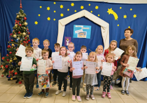 na zdjęciu stoją dzieci trzymając w ręku dyplomy za udział w konkursie