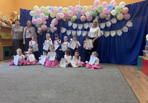 Dzieci siedzą w grupie na dywanie