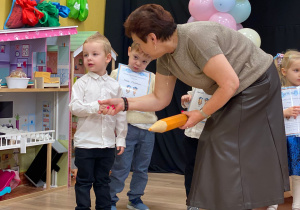 Pani Dyrektor wręcza dziecku dyplom