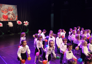 Dzieci na scenie podczas występu dla Dziadków