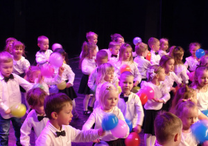 Dzieci wykonują taniec dla Dziadków