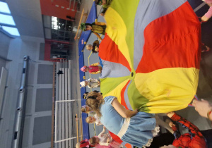 Dzieci tańczą wokół chusty animacyjnej