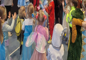 Dzieci tańczą swobodnie na balu karnawałowym