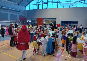 Dzieci podczas swobodnej zabawy do muzyki na balu karnawłowym