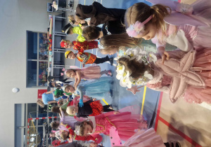 dzieci bawią się na balu karnawałowym