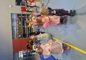 dzieci bawią się na balu karnawałowym