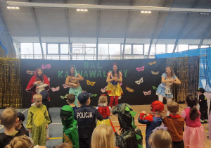 panie przebrane za księżniczki pokazują dzieciom jaki ruch mają wykonać